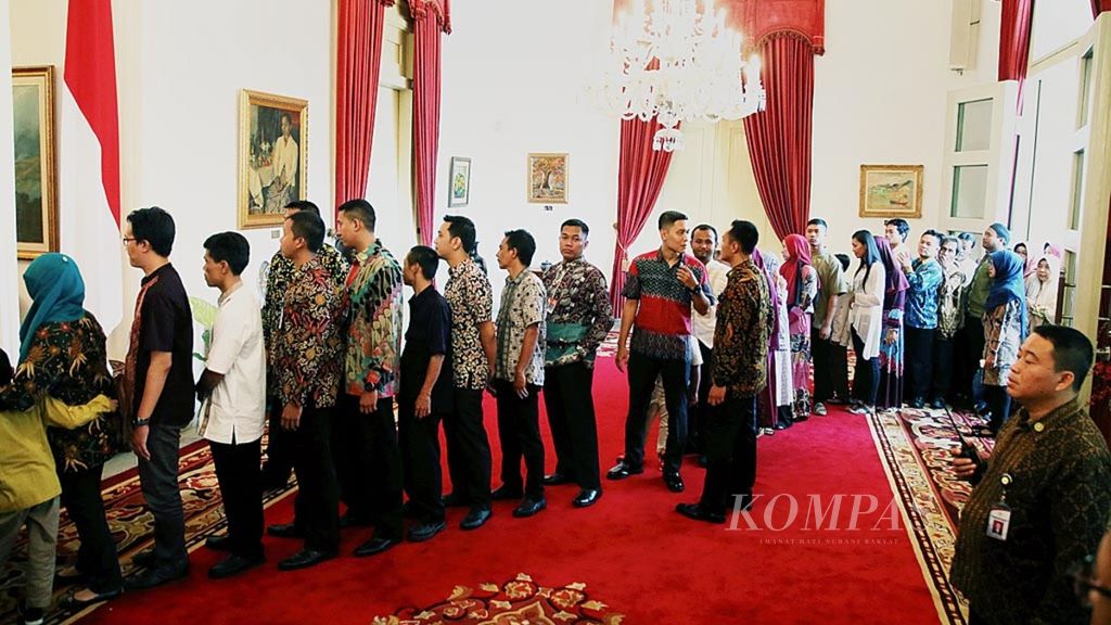 Warga antre untuk bersalaman dan bersilaturahmi dengan Presiden Joko Widodo, Nyonya Iriana, Wakil Presiden Jusuf Kalla, dan Ibu Mufidah Jusuf Kalla di Istana Negara, Jakarta, Minggu (25/6/2017). <i>Open house </i>itu dilakukan usai menjalankan shalat Idul Fitri 1438 H di Masjid Istiqlal.