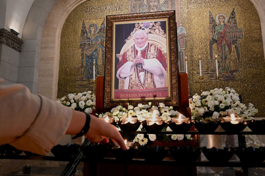 Pelayat memberi penghormatan kepada mendiang Paus Emeritus Benediktus XVI di Gereja Katedral Manila, Filipina pada Selasa (3/1/2023). Benediktus meninggal di Vatikan pada Sabtu (31/12/2022) dan akan dimakamkan pada Kamis (5/1/2023)