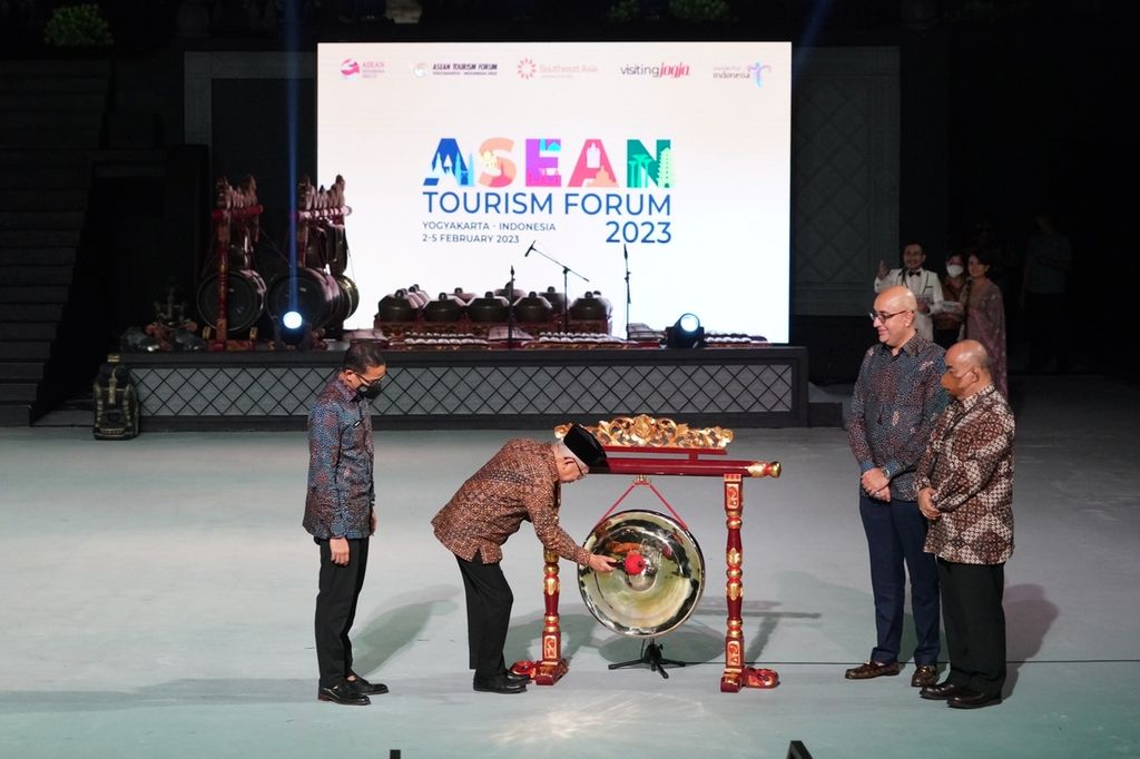 Wakil Presiden Maruf Amin saat memukul gong menandai peresmian pembukaan ASEAN Tourism Forum (ATF) 2023 di kompleks Candi Prambanan, Daerah Istimewa Yogyakarta, Jumat (3/2/2023) malam.