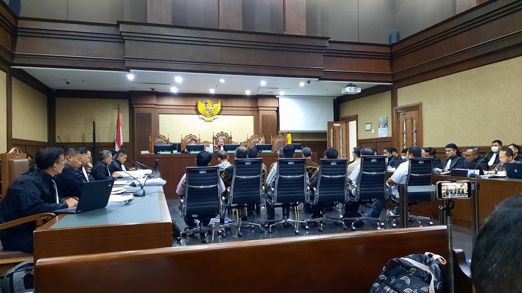 Suasana persidangan kasus dugaan korupsi pembangunan menara BTS 4G Bakti Kementerian Komunikasi dan Informatika yang dilaksanakan di Pengadilan Tindak Pidana Korupsi Jakarta, Selasa (29/8/2023). Sidang tersebut mengagendakan pemeriksaan 12 saksi terhadap terdakwa Johnny G Plate, Anang Achmad Latif, dan Yohan Suryanto.