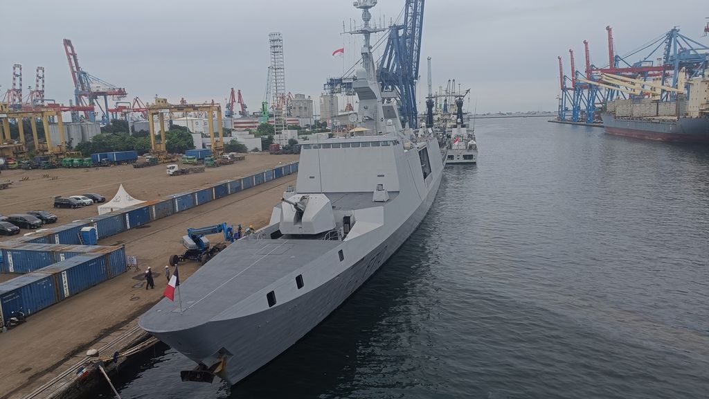 Kapal perang Perancis, fregat siluman La Fayette, bersandar di Tanjung Priok, Jakarta, Rabu (29/3/2023).