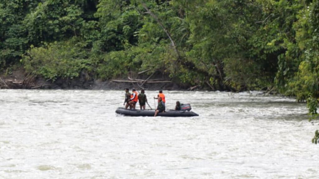 Tim evakuasi gabungan yang sedang mencari tiga anggota polisi dan satu anggota TNI AD yang tenggelam di Sungai Digul, Distrik Iwur, Kabupaten Pegunungan Bintang, Papua Pegunungan, sejak Sabtu (28/1/2023).