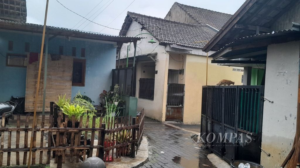 Rumah kos tukang pijit (tengah, ujung) yang diduga menjadi pelaku pembunuhan disertai mutilasi di salah satu anak gang di Kelurahan Sawojajar, Kecamatan Kedungkandang, Kota Malang, Jawa Timur, Jumat (5/1/2024) sore.