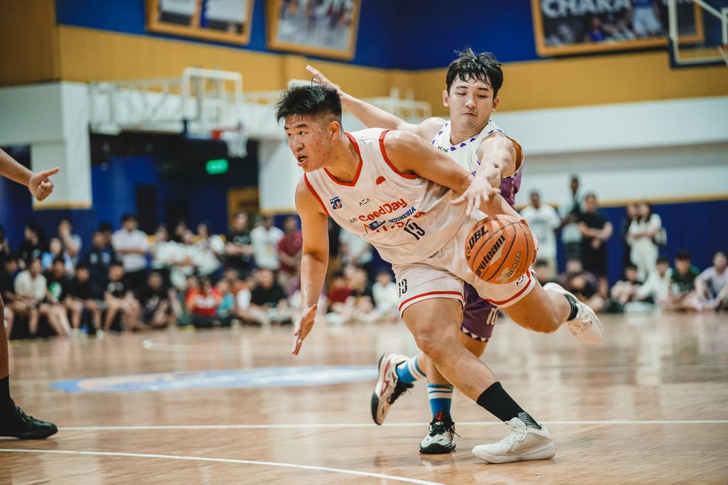 <i>Forward</i> tim Kopi Good Day DBL Indonesia All-Star 2024, Richie Bertrand Linardi (kiri), dari SMA Gloria 1 Surabaya saat menjalani <i>scrimmage game</i> melawan BBM CLS Surabaya di DBL Academy Pakuwon Mall Surabaya Barat, Kamis (13/6/2024).