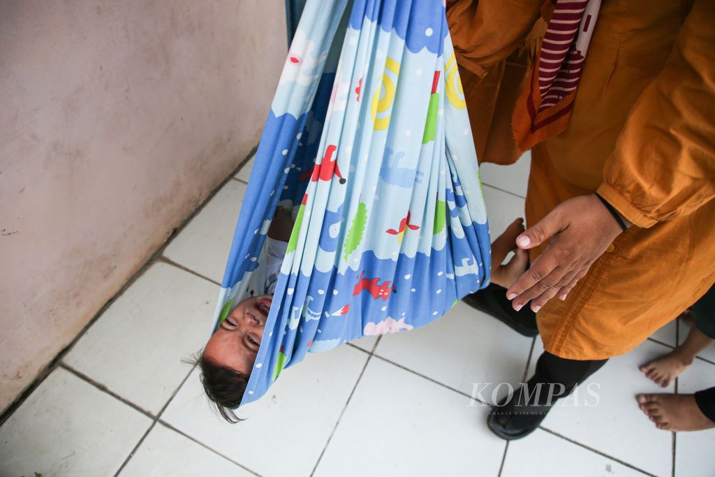 Seorang anak balita ditimbang untuk mengetahui tumbuh kembangnya di Posyandu Mawar, Larangan Selatan, Larangan, Kota Tangerang, Banten, Jumat (10/3/2023). Posyandu menjadi gerbang terdepan pelayanan kesehatan bayi dan anak balita di Indonesia, termasuk dalam penanggulangan tengkes.