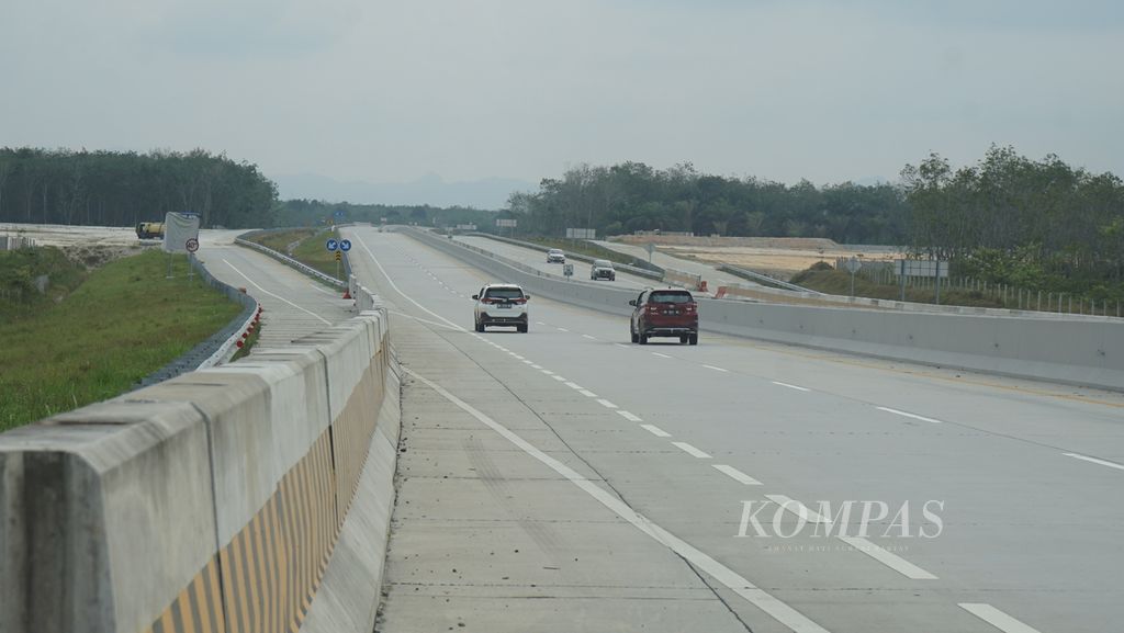 Kondisi Jalan Tol Pekanbaru-Bangkinang, Provinsi Riau, sepanjang 31 kilometer, Senin (2/1/2022). Tol yang baru dioperasikan pada Oktober 2022 dan mulai menetapkan tarif pada 25 Desember 2022 itu memangkas waktu tempuh perjalanan dari Pekanbaru ke Bangkinang, Kabupaten Kampar, hingga 45 menit.