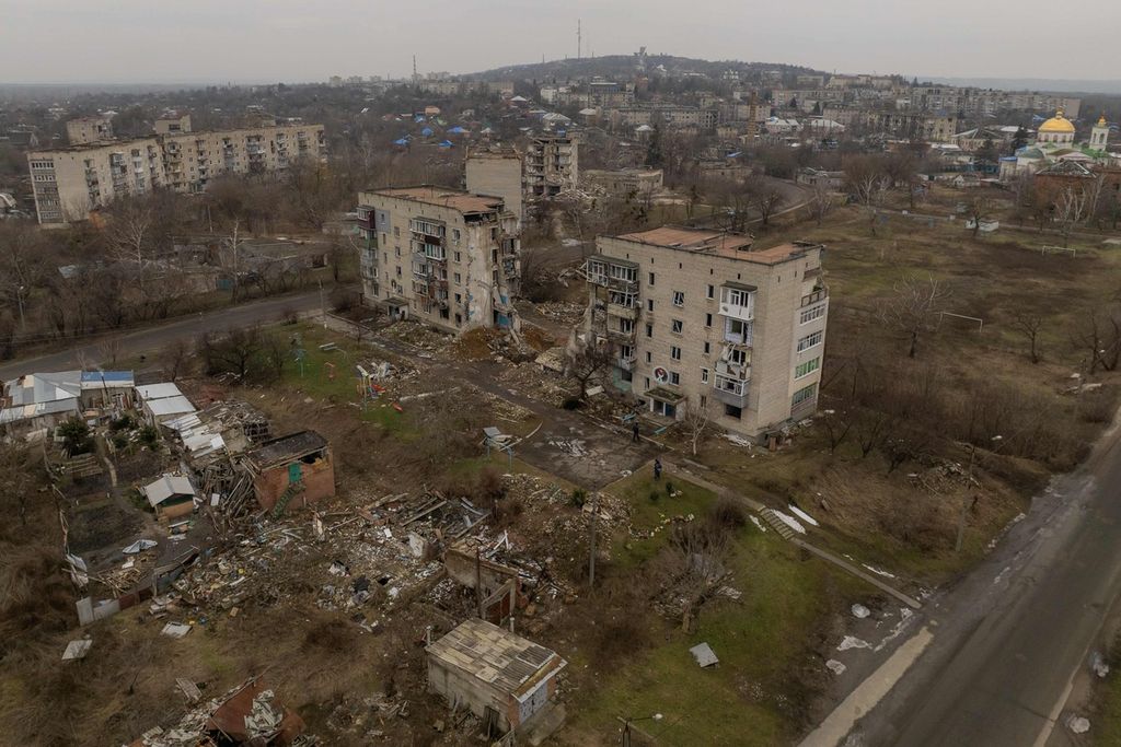 Pemandangan gedung-gedung permukiman yang hancur dalam pertempuran di Izyum, wilayah Kharkiv, Ukraina, Kamis (1/2/2024). 