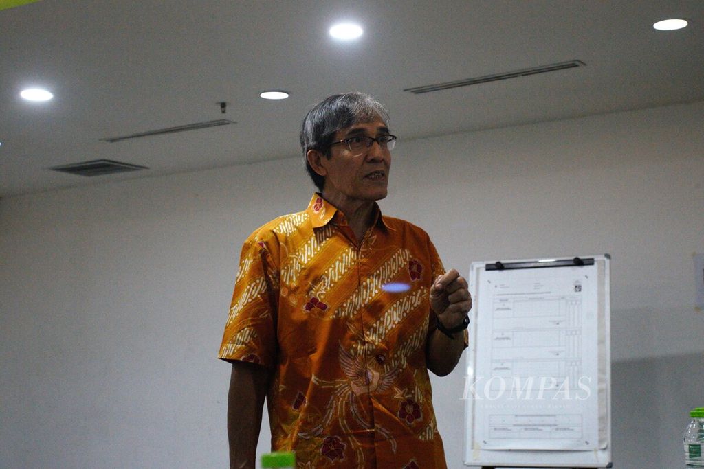 Direktur Eksekutif Net Grit Hadar Nafis Gumay saat meluncurkan aplikasi JagaSuara2024, Selasa (16/1/2024), di Jakarta. Aplikasi itu menjadi media bagi publik untuk mengawal Pemilu 2024.