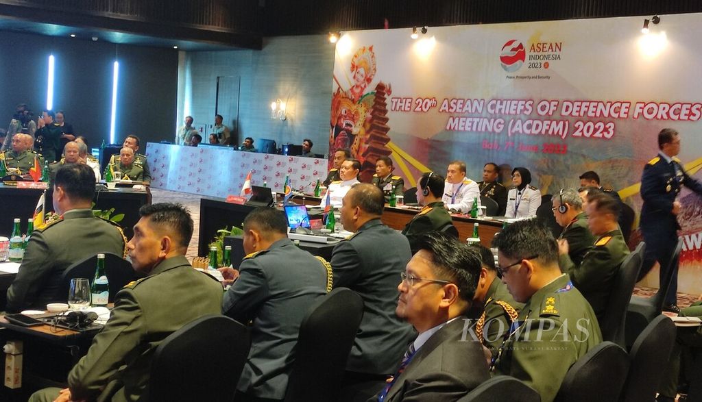 Panglima TNI Laksamana Yudo Margono (tengah) memimpin forum ASEAN Chiefs of Defence Force Meeting (ACDFM) 2023. Forum ACDFM 2023 ditutup pada Rabu (7/6/2023) dan pimpinan pertemuan ACDFM 2024 diserahkan ke Laos.