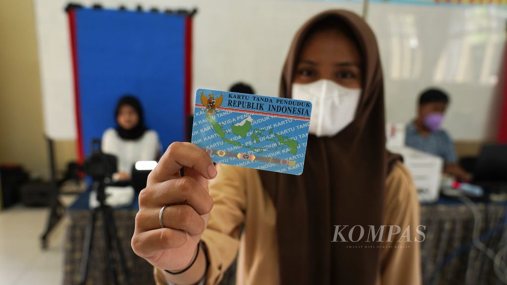 Seorang siswi SMA Negeri 4 Kota Bogor, Kota Bogor, Jawa Barat, menunjukkan  KTP-el miliknya yang diperoleh dari pelayanan pembuatan  KTP-el di sekolahnya, Selasa (31/5/2022). 