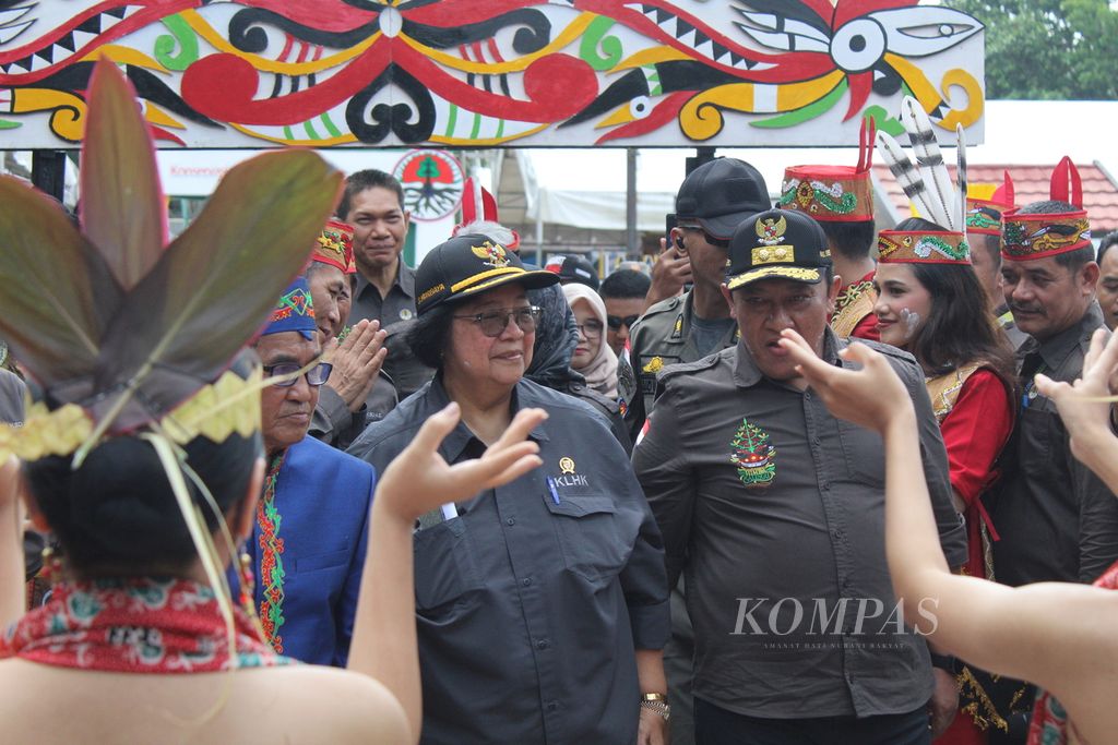 Minister of Environment and Forestry, Siti Nurbaya Bakar, visited Bukit Tangkiling Nature Tourism Park in Palangkaraya City, Central Kalimantan, on Wednesday (8/11/2023) to attend the National Nature Conservation Day 2023. She was welcomed with a traditional Pantan cutting ceremony and Dayak dance in Kalteng.