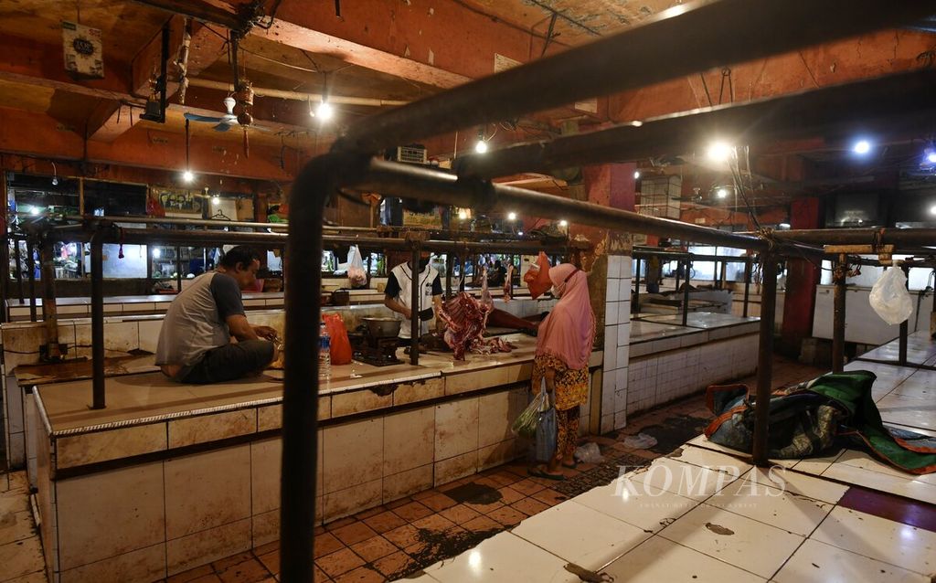 Suasana lengang di los daging sapi di Pasar Grogol, Jakarta Barat, Selasa (1/3/2022). Pedagang daging sapi masih mogok berjualan untuk memprotes harga daging sapi yang tinggi. Harga daging sapi terutama di Jabodetabek terus merangkak naik dan mencapai Rp 145.000 per kilogram. Mahalnya harga daging dipicu kenaikan harga sapi bakalan impor dari Australia dan pasokan daging sapi yang berkurang.