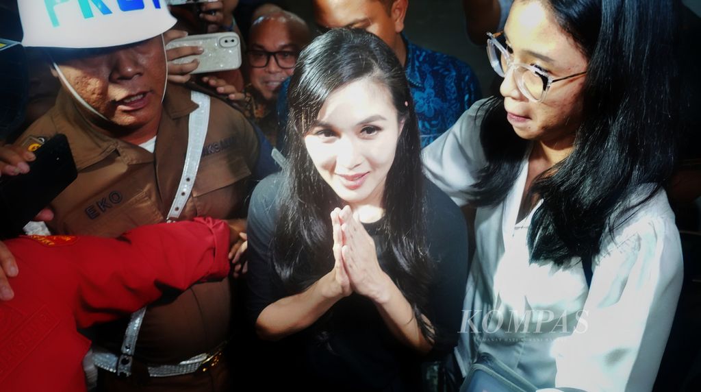 Aktris Sandra Dewi saat meninggalkan Kejaksaan Agung, Jakarta, setelah menjalani pemeriksaan terkait kasus korupsi timah, Rabu (15/5/2024). Pemeriksaan terhadap Sandra terkait kasus korupsi tata niaga timah di wilayah izin usaha pertambangan PT Timah tahun 2015-2022. Suami Sandra Dewi, Harvey Moeis, merupakan salah satu tersangka yang terseret kasus ini. 