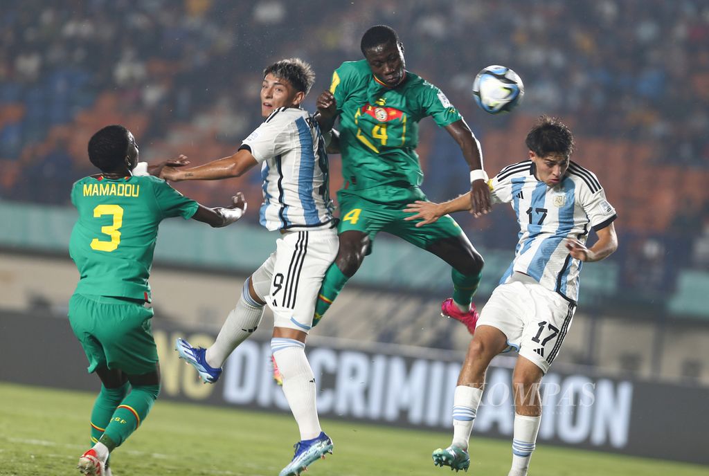 Para pemain tim Argentina U-17 dan pemain tim Senegal U-17 berebut bola di udara dalam laga penyisihan Grup D Piala Dunia U-17 2023 di Stadion Si Jalak Harupat, Kabupaten Bandung, jawa Barat, Sabtu (11/11/2023).