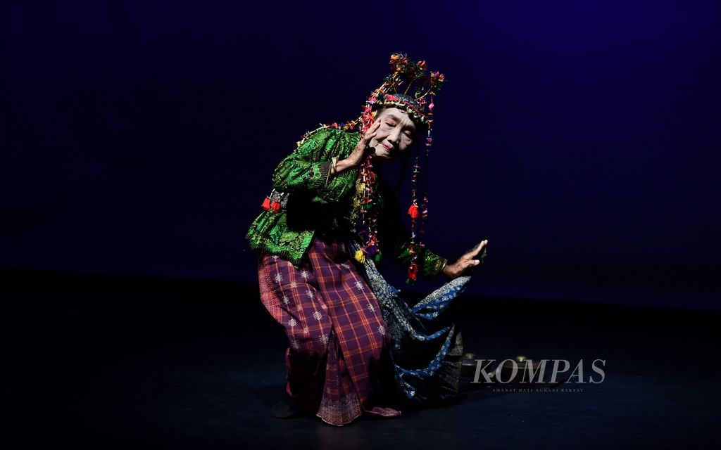 Siti Rahela (81) membawakan tari Klik Lang dari Pulau Temiang, Tebo, Jambi, dalam pementasan Panggung Maestro di Teater Wahyu Sihombing, Taman Ismail Marzuki, Jakarta, Sabtu (9/3/2024). 