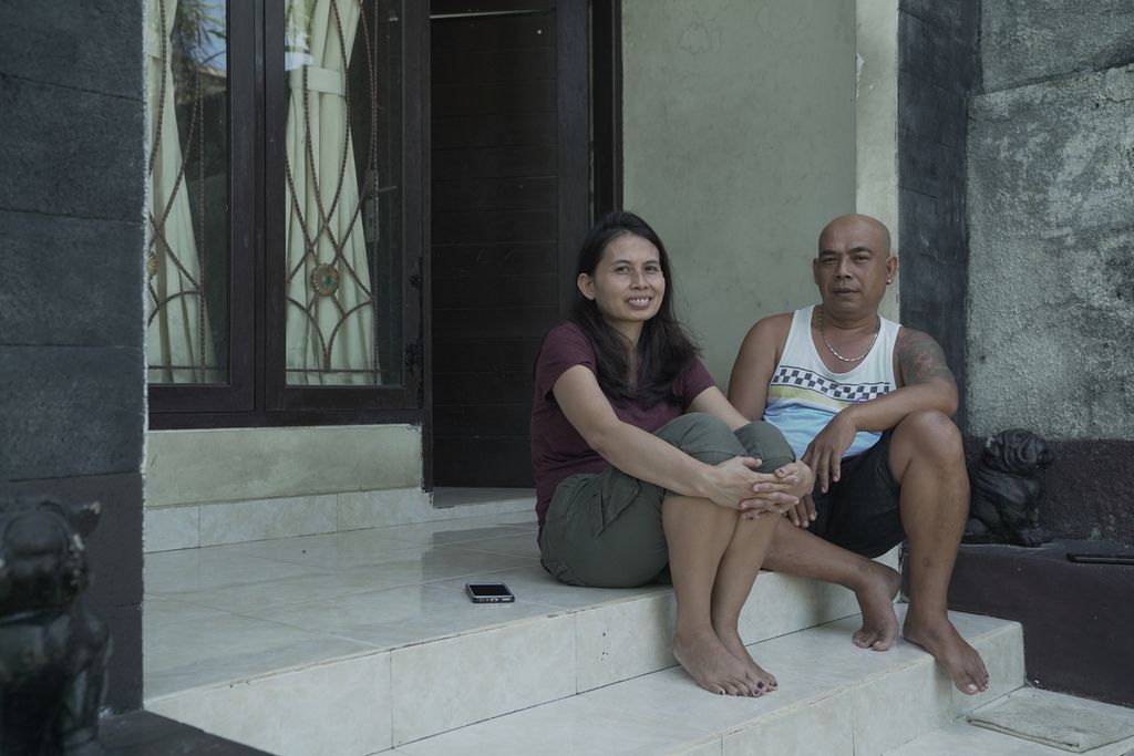 Ketut Budiani (43) sedang bersama suaminya. Ketut Budiani merupakan salah satu WNI yang berhasil dievakuasi pada gelombang pertama dari Ukraina saat ditemui dirumahnya di Kuta Selatan, Bali, Jumat (25/3/2022)
