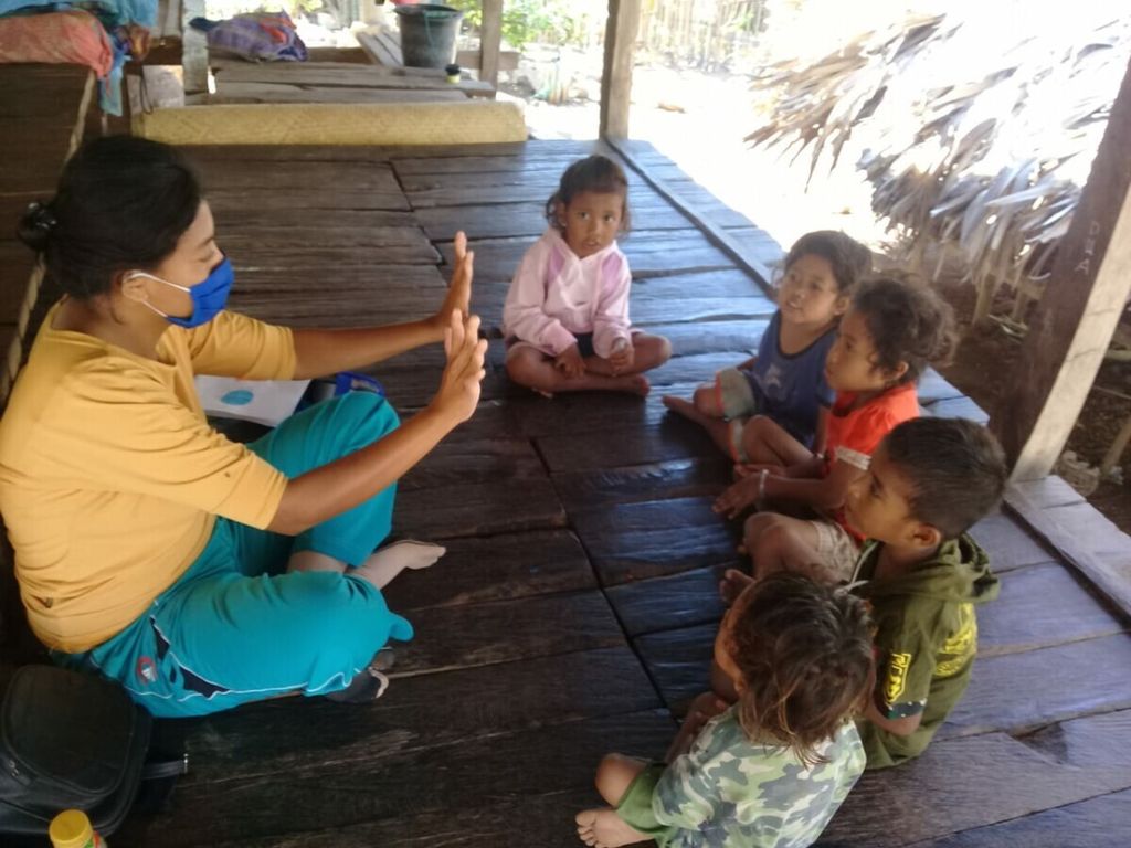 Suasana belajar di salah satu layanan pendidikan anak usia dini (PAUD) di Pulau Sabu, Nusa Tenggara Timur. Anak-anak usia dini semangat belajar meskipun minim alat bantu pembelajaran.