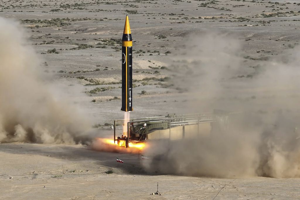 Foto yang dirilis Kementerian Pertahanan Iran, Kamis (25/5/2023), memperlihatkan peluncuran rudal Khorrammashahr generasi ke-4 di  lokasi peluncuran yang dirahasiakan. 