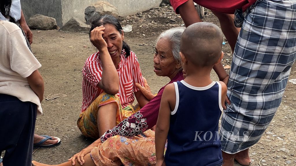 The Basaruddin Bangsal family cries in Balen Along Hamlet, Kawo Village, Pujut District, Central Lombok, Friday (17/12/2021). Basarudin was also a victim of the incident on a ship carrying prospective Indonesian migrant workers in the waters of Johor, Malaysia,