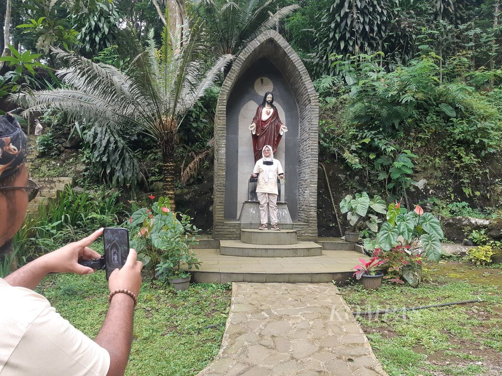 Peserta Seminar Agama-Agama berfoto di salah satu tempat ziarah menuju Goa Maria Fatima Sawer Rahmat di Desa Cisantana, Cigugur, Kabupaten Kuningan, Jawa Barat, Jumat (18/11/2022). Cigugur menjadi potret keberagaman. Di sana, umat Islam, Kristen, Katolik, hingga penghayat Sunda Wiwitan hidup berdampingan.