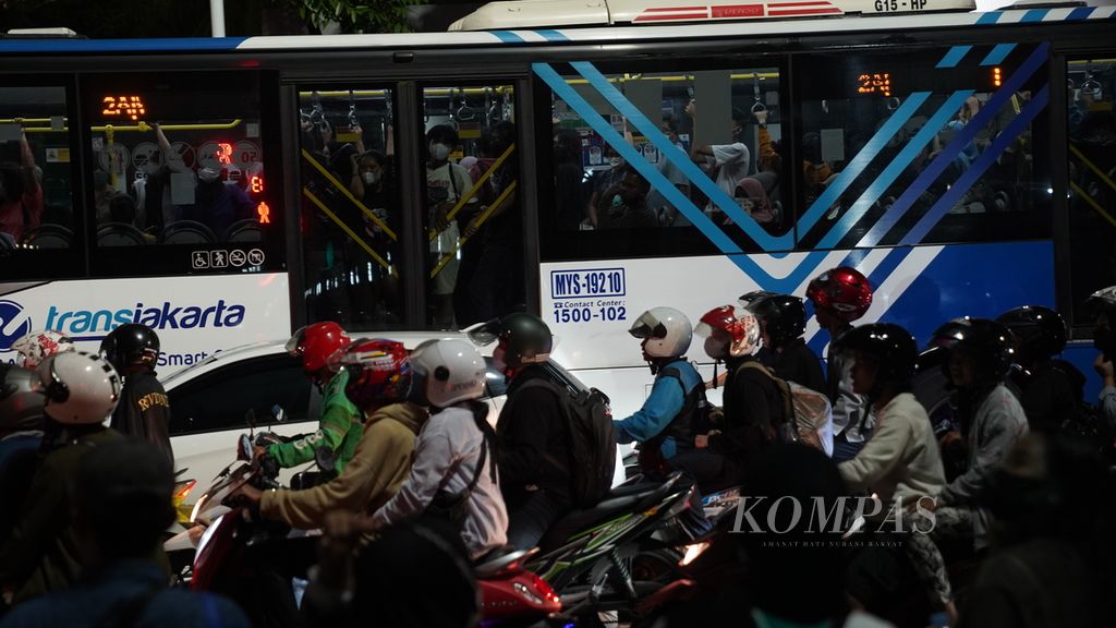 Penumpang memenuhi bus Transjakarta di sekitar Halte Balai Kota di Jalan Medan Merdeka Selatan, Jakarta Pusat, Sabtu (29/4/2023). Ongkos yang terjangkau menjadi salah satu alasan warga Ibu Kota menggunakan angkutan umum untuk bepergian. 