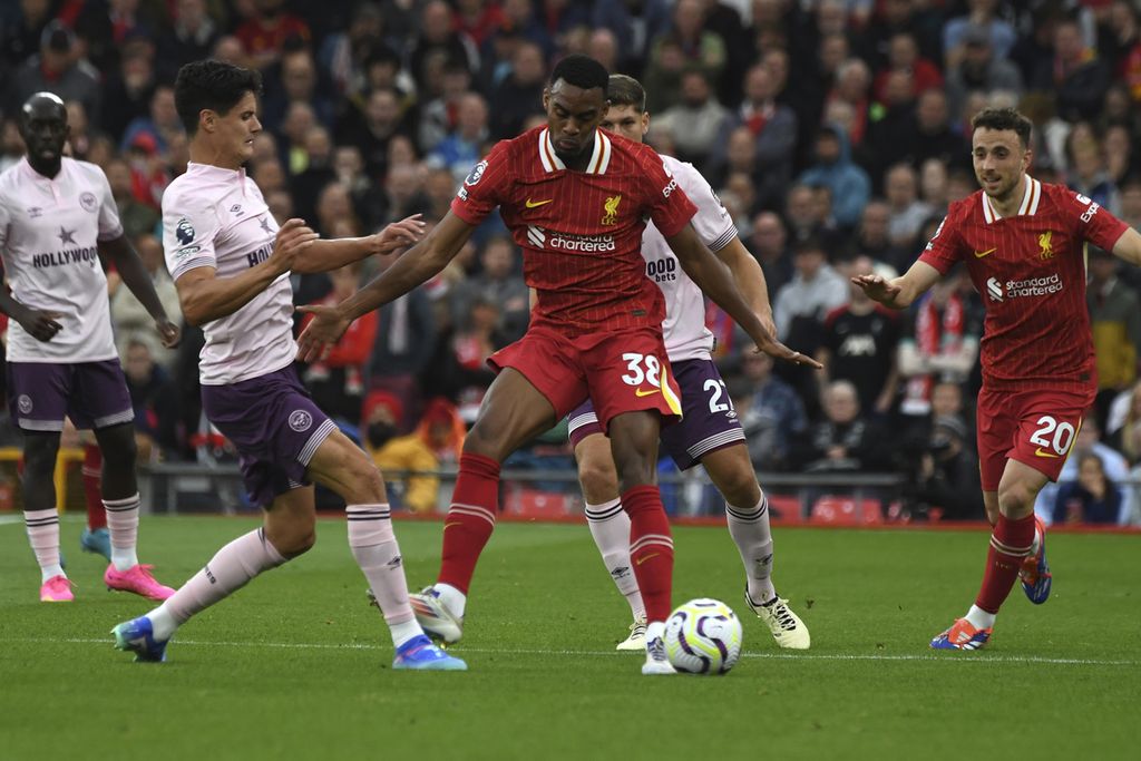 Pemain Liverpool, Ryan Gravenberch (tengah), berebut bola dengan pemain Brentford, Christian Norgaard, pada laga Liga Inggris di Stadion Anfield, Liverpool, Minggu (25/8/2024). Liverpool menang 2-0 pada laga itu.