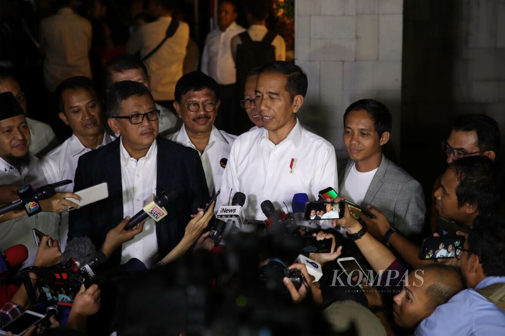 Presiden terpilih Joko Widodo didampingi sekretaris jenderal partai pendukung memberikan keterangan kepada wartawan seusasi acara pembubaran Tim Kampanye Nasional di Menteng, Jakarta, Jumat (26/7/2019). 