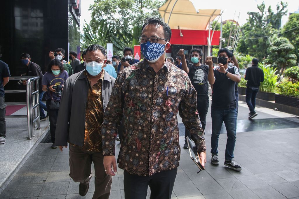 Komisioner Pendidikan dan Penyuluhan Komnas HAM, Beka Ulung Hapsara (depan), mendatangi Gedung Komisi Pemberantasan Korupsi di Jakarta, Senin (7/2/2022). 