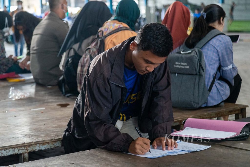 Seorang pencari kerja tengah mengisi formulir di acara bursa kerja di Kota Batam, Kepulauan Riau, Rabu (9/11/2022).
