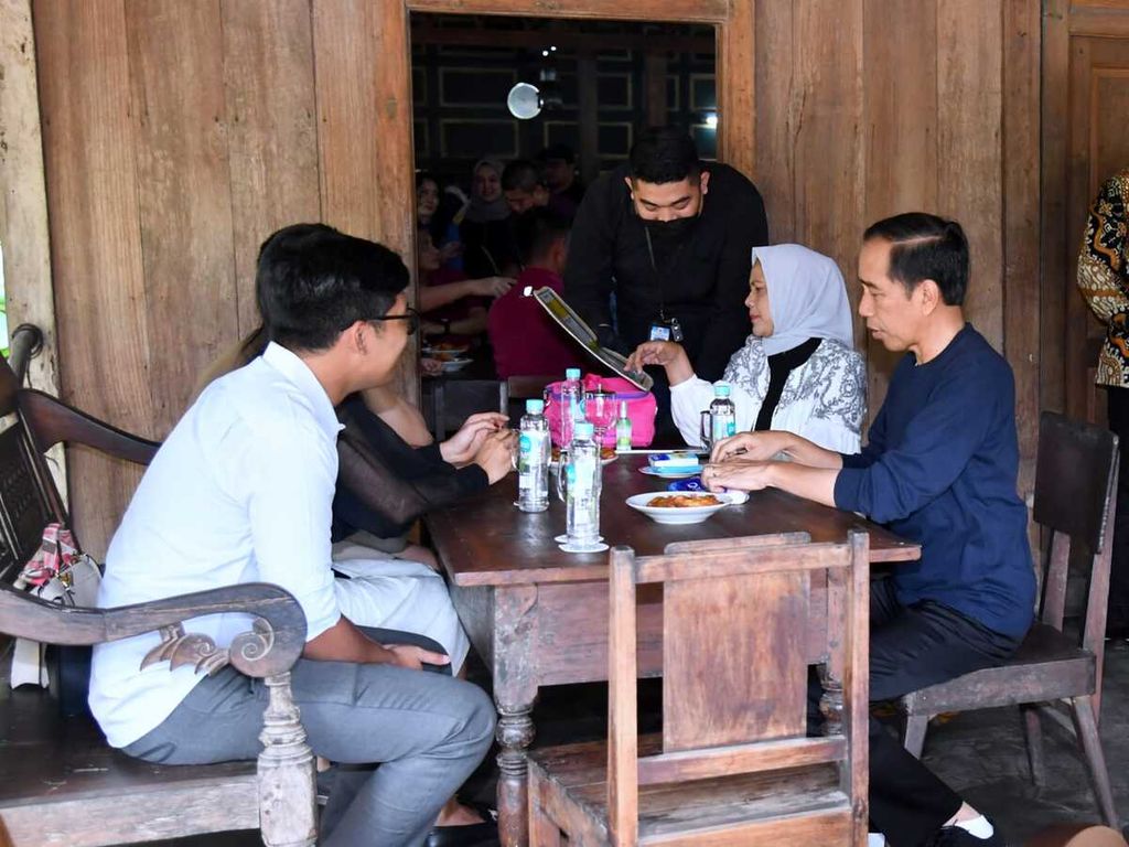 Presiden Joko Widodo dan Ibu Iriana Joko Widodo menikmati waktu akhir pekan pada Sabtu, 3 Juni 2023, dengan mengunjungi Warung Kopi Klotok yang ada di Jalan Kaliurang, Kabupaten Sleman,  Yogyakarta.