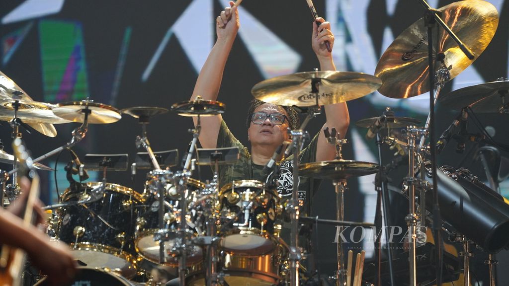 Drumer Fajar Satritama dalam gladi resik Konser Emas 50 Tahun God Bless di Istora Senayan, Jakarta, Kamis (9/11/2023). 