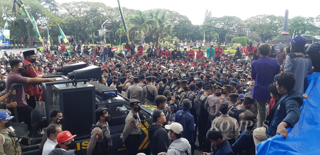 Mahasiswa Malang berunjuk rasa di depan DPRD Kota Malang, Jawa Timur, Selasa (12/4/2022). Mereka ditemui Ketua DPRD Kota Malang I Made Rian Diana Kartika (kiri).
