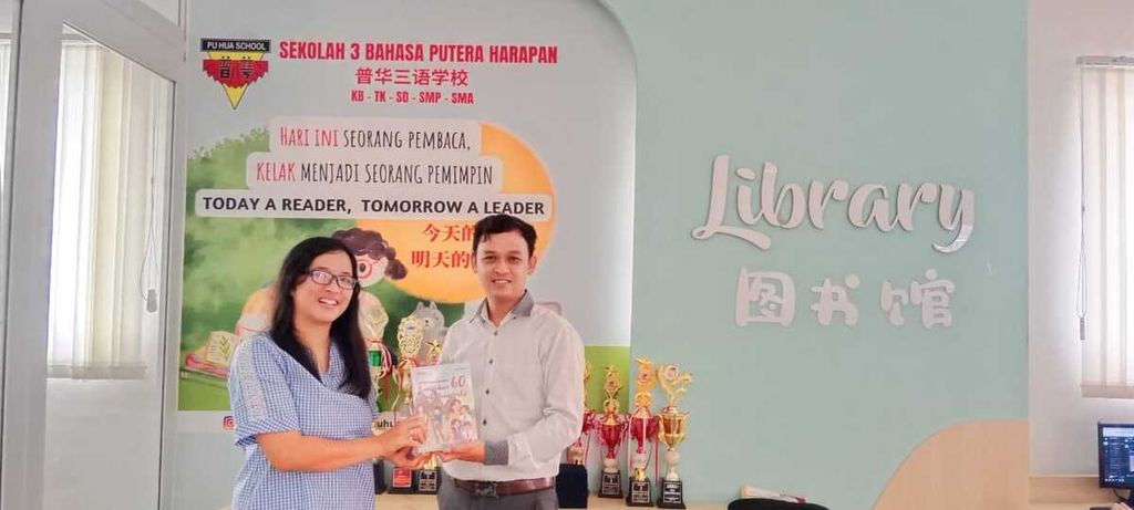 Kepala SD SPK Puhua Purwokerto Yohanes Tri Cahyadi menerima buku seri pendidikan karakter di Purwokerto, Banyumas, Jawa Tengah, Selasa (2/4/2024). 
