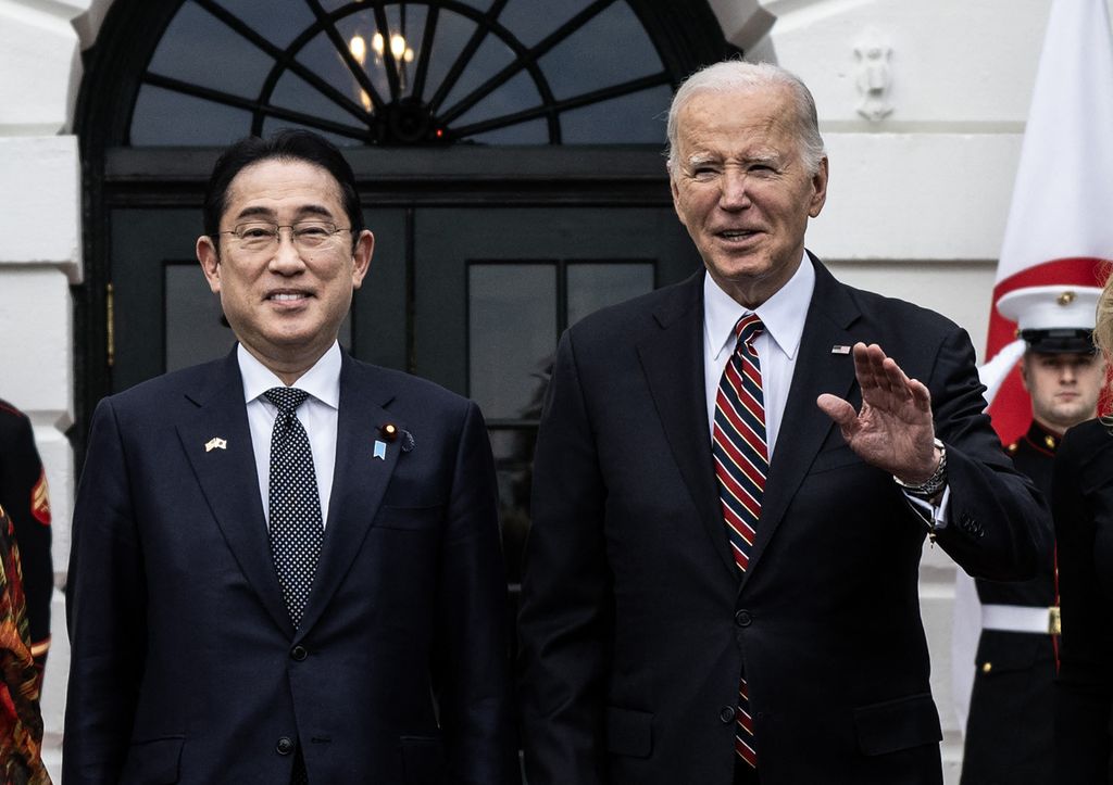 US Presiden AS Joe Biden bersama First Lady Jill Biden menerima PM Jepang Fumio Kishida dan isterinya Yuko Kishida di serambi selatan Gedung Putih di Washington DC, Amerika Serikat, Selasa (9/4). (Andrew Caballero - Reynolds/AFP) 