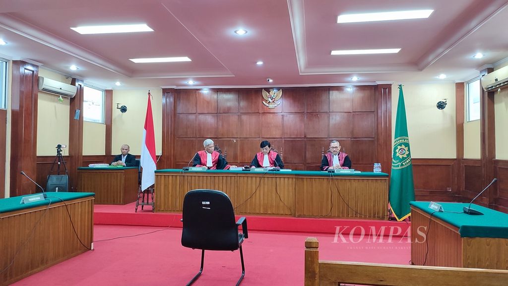 Suasana sidang banding dengan agenda pembacaan putusan terhadap Hendra Kurniawan di Pengadilan Tinggi DKI Jakarta, Rabu (10/5/2023). Permohonan banding Hendra Kurniawan ditolak oleh majelis hakim. 