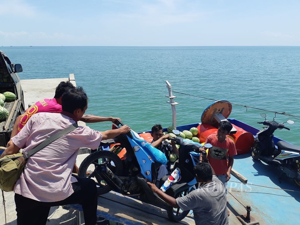 Awak kapal menaikkan berbagai barang, dari makanan hingga kendaraan, ke kapal yang akan menuju Pulau Kabaena, di Pelabuhan Kasipute, Kabupaten Bombana, Sulawesi Tenggara, Rabu (18/9/2019).