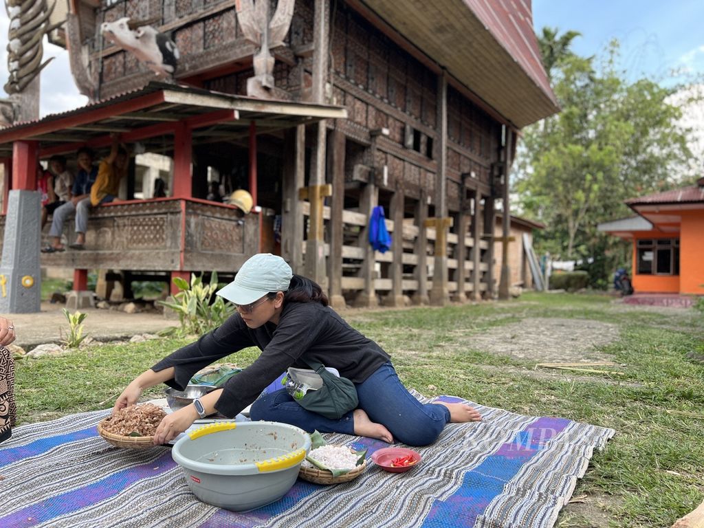 Pemimpin tim Pusaka Rasa Nusantara, Meilati Batubara, mengecek bahan-bahan yang digunakan saat warga membuat pa’piong di Tana Toraja, Sulawesi Selatan, Minggu (19/11/2023)