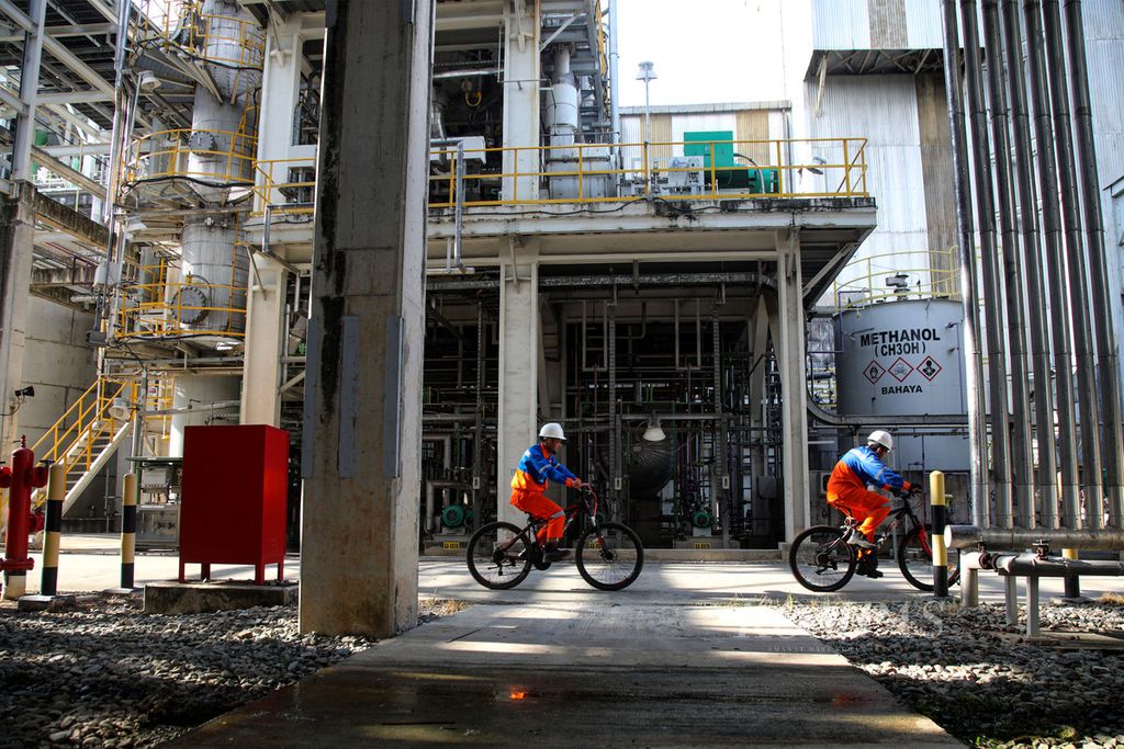 Pekerja menggunakan sepeda berkeliling pabrik di PT Pupuk Kalimantan Timur (PKT) di Bontang, Kalimantan Timur, Minggu (23/7/2023).  KOMPAS/HERU SRI KUMORO 23-07-2023