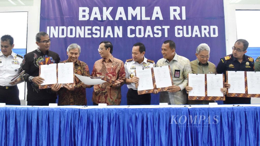 Menteri Koordinator Bidang Politik, Hukum Dan Keamanan (Menkopolhukam) Mahfud MD (keempat dari kiri) bersama Kepala Badan Keamanan Laut ( Bakamla) Laksamana Madya Aan Kurnia (kelima dari kiri) menghadiri Penandatangan Kesepakatan Bersama 13 Institusi dalam Pengawasan, Pengamanan, dan Pemanfaatan Sumber Daya Ikan di Laut Natuna Utara di Kantor Bakamla Jakarta, Jumat (21/2/2020).