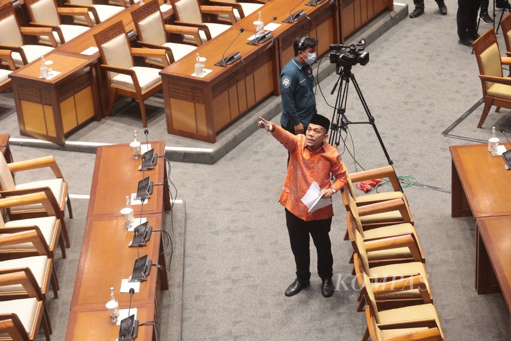 Anggota DPR dari Fraksi Partai Keadilan Sejahtera DPR Iskan Qolba Lubis <i>walk out </i>saat Rapat Paripurna DPR dengan agenda pengambilan keputusan tentang Rancangan Kitab Undang-undang Hukum Pidana (RKUHP) di Kompleks Parlemen, Jakarta, Selasa (5/12022). 