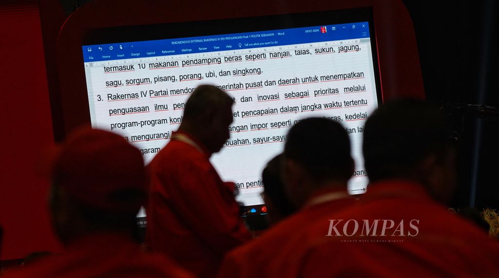 Layar yang menampilkan beberapa penjelasan poin rekomendasi pemenangan Pemilu 2024 di acara penutupan Rapat Kerja Nasional IV PDI-P di Jakarta International Expo, Jakarta, Minggu (1/10/2023). 