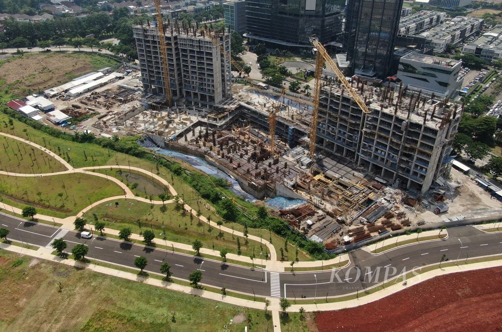Proyek pembangunan EleVee Condominium di Alam Sutera, Kota Tangerang, Banten, Senin (5/2/2024).  