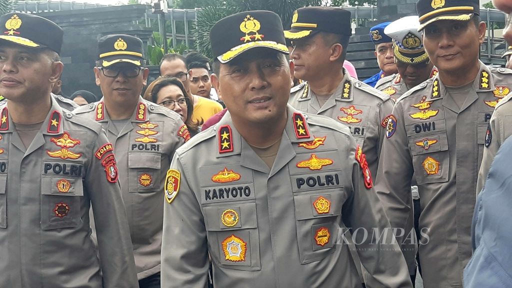 Kepala Polda Metro Jaya Inspektur Jenderal Karyoto (tengah) di Jakarta, Senin (3/4/2023).
