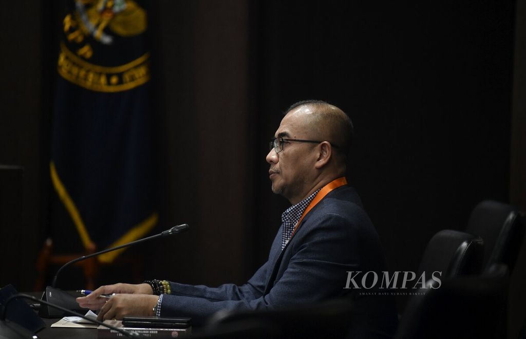 Ketua KPU RI Hasyim Asy’ari mengikuti persidangan terkait dugaan pelanggaran kode etik penyelenggara pemilu di Dewan Kehormatan Penyelenggara Pemilu (DKPP), Jakarta, Senin (27/2/2023). 