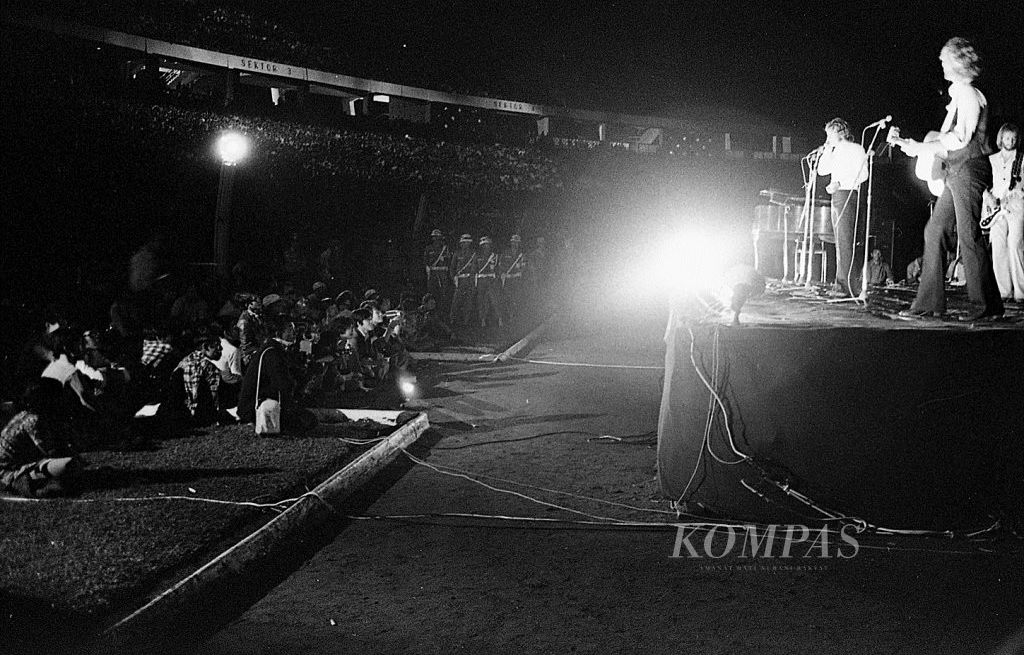 The Bee Gees  ketika beraksi di Stadion Utama Senayan, Jakarta, Minggu (2/4/1972) malam.