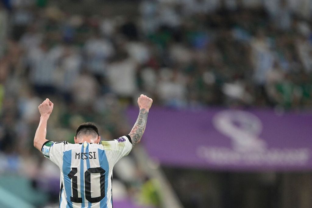 Kapten Argentina Lionel Messi merayakan keberhasilan tim ”Tango” mengalahkan Meksiko dengan skor 2-0 pada laga penyisihan Grup C di Stadion Lusail, Doha, Minggu (27/11/2022) dini hari WIB. Argentina pun kembali tersenyum karena kemenangan itu membuka kembali peluang mereka lolos ke fase gugur.