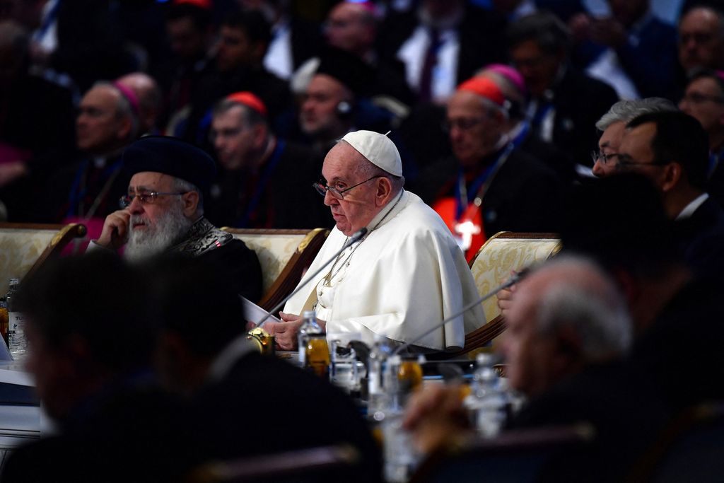 Paus Fransiskus menghadiri sesi Kongres Ke-7 Para Pemuka Agama Dunia dan Tradisional di Istana Perdamaian dan Rekonsiliasi di Nur Sultan, Kazakhstan, 14 September 2022. 