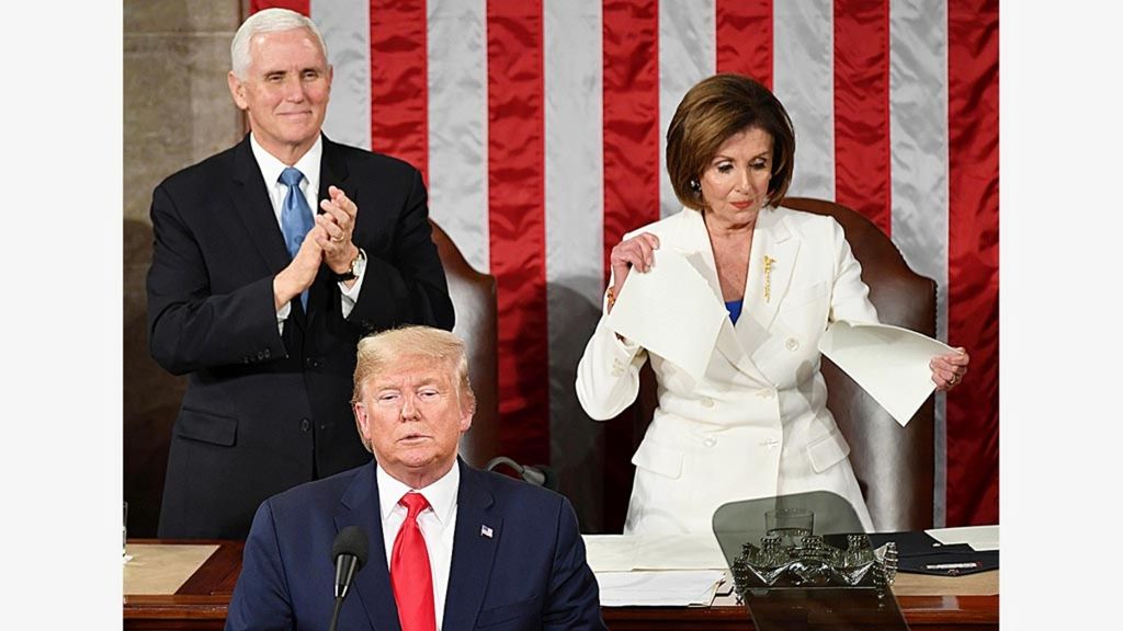 Wakil Presiden Amerika Serikat Mike Pence bertepuk tangan dan pada saat bersamaan Ketua DPR AS Nancy Pelosi merobek salinan pidato Presiden AS Donald Trump setelah Trump menyampaikan pidato State of the Union di Gedung Capitol di Washington, DC, Selasa (4/2/2020).