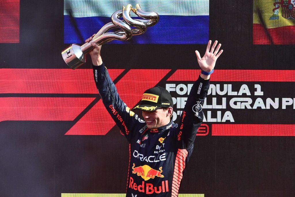 Pebalap Red Bull, Max Verstappen, mengangkat trofi sebagai pemenang balapan Grand Prix Formula 1 seri Italia di Sirkuit Monza, Monza, Italia, Minggu (3/9/2023). Verstappen memenangi balapan Grand Prix Formula 1 musim 2023 sebanyak 10 kali berturut-turut.