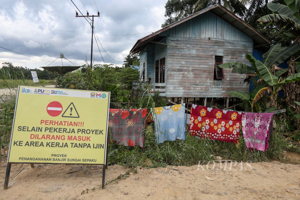 The information board for the Sepaku Intake project, located adjacent to the residential area in the Sepaku Village, Sepaku District, North Penajam Paser Regency, East Kalimantan, on Sunday (31/12/2023).